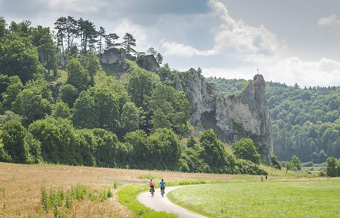 Radfahrer auf dem Altmühltal-Radweg beim Burgsteinfelsen