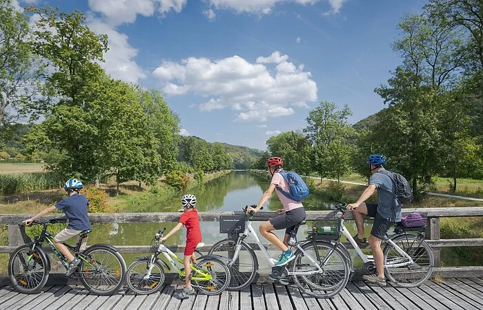 Radfahrer auf dem Altmühltal-Radweg bei Altessing