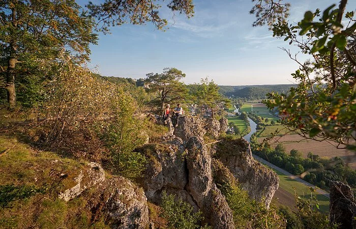 Wanderer auf der Arnsberger Leite am Altmühltal-Panoramaweg