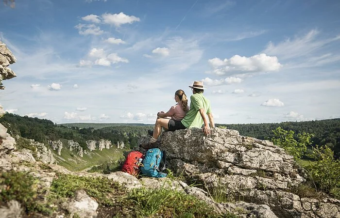 Wanderpärchen an den 12 Apostel bei Solnhofen