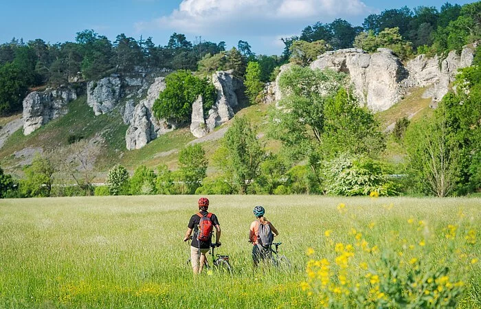 Radler unterwegs auf dem Altmühltal-Radweg bei Solnhofen